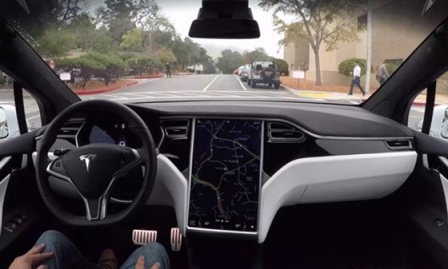 Autopilot è il sistema di guida autonoma di Tesla