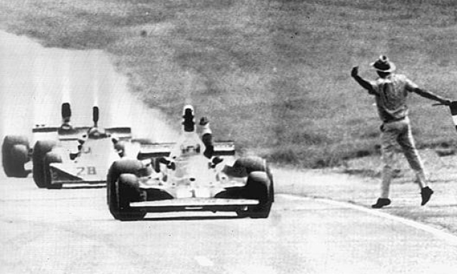 Lauda vince a Kyalami nel 1976. Ap