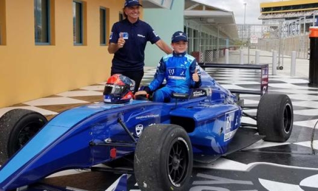 Emerson Fittipaldi, 74 anni, insieme al figlio 14enne, pilota della Sauber Academy
