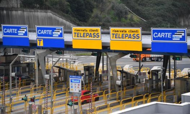 Un casello autostradale con servizio per i clienti Telepass. Ansa