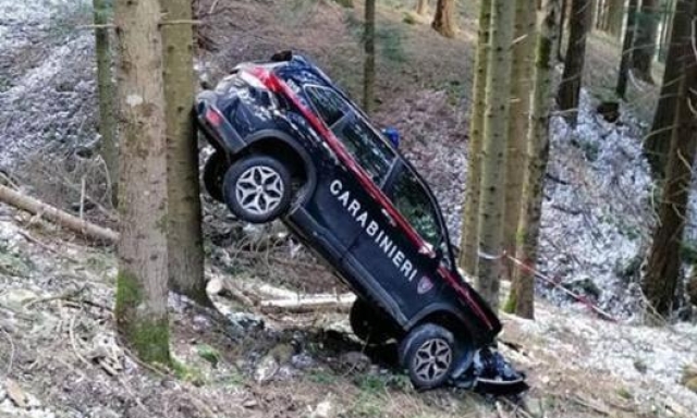 L’auto dei carabinieri precipitata nel bosco a Camaldoli in Toscana
