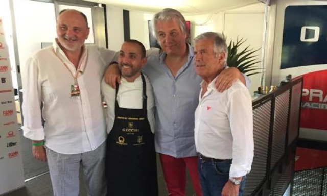 Da sinistra: Cesare Cecchi (produttore di vino), Monco, Paolo Campinoti (patron del Pramac Racing Team) e Giacomo Agostini