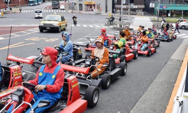 Un gruppo di persone prima di un giro a Tokyo vestiti come i personaggi di Mario Kart