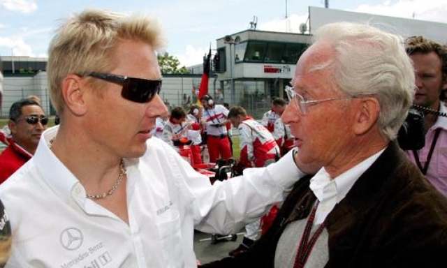 Mika Hakkinen, 52 anni, due volte campione del mondo con la McLaren-Mercedes con Jurgen Hubbert  in una foto del 2007 al Nurburgring EPA