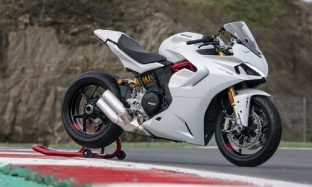 Sulla carena della Ducati Supersport 950 S spiccano nuove feritoie per deviare l’aria calda proveniente dal motore