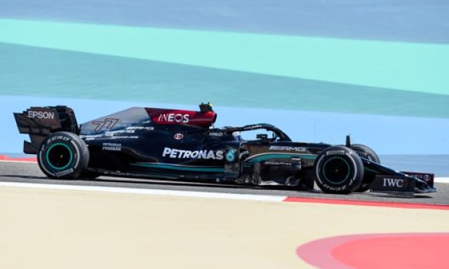 La Mercedes di Valtteri Bottas durante i test in Bahrain. AFP