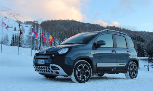 La Fiat Panda Hybrid Cross sogna il fuoristrada