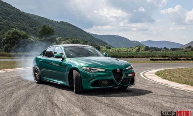L'Alfa Romeo Giulia Quadrifoglio di traverso durante la nostra prova