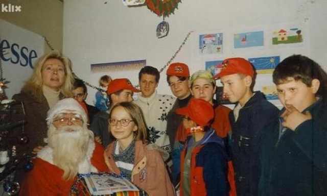 La visita di Schumacher (al centro) nel 1996 all’ospedale di Sarajevo