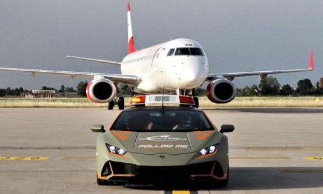 La Lamborghini Huracan Evo in pista in aeroporto