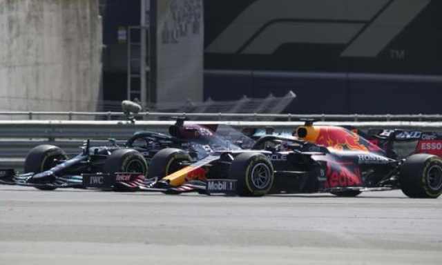 Il momento del contatto alla Copse tra Hamilton e Verstappen. Lapresse