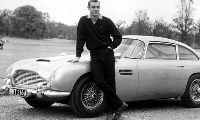 Sean Connery a fianco della mitica Aston Martin DB5 usata nei film di 007