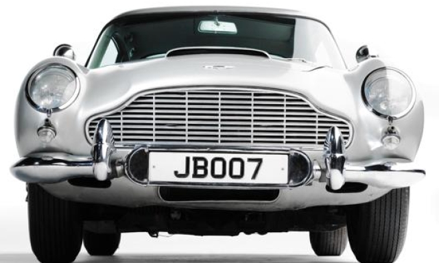 Splendida, rarissima, inimitabile: la Aston Martin DB5 usata nei film di 007