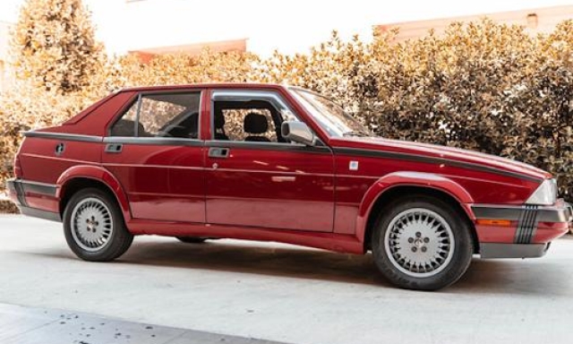 Il profilo inconfondibile di Alfa Romeo 75