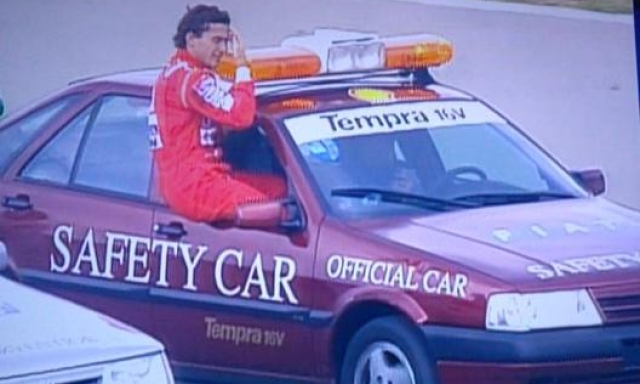 Ayrton Senna trasportato dalla tempra a fine gara