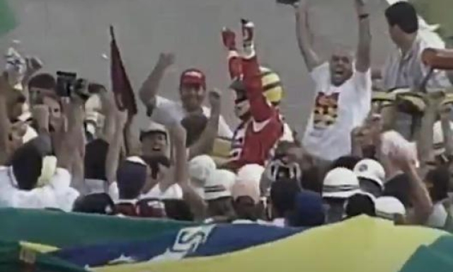 La festa di Senna con i propri tifosi dopo la memorabile vittoria di Interlagos nel 1993 (foto YouTube)
