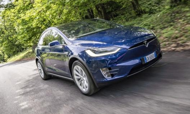 La Tesla Model X Long Range 4WD con batteria da 100 kWh ha 505 km di autonomia