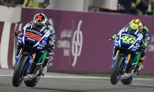 Jorge Lorenzo contro Valentino Rossi: il derby Yamaha più intenso degli ultimi anni (foto @jorgelorenzo99)