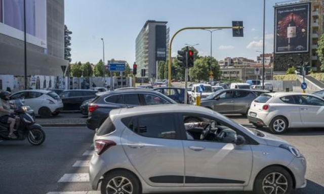 Il comune di Milano stanzia tre milioni di euro per l'acquisto di veicoli ecologici. Ansa