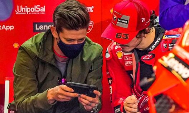 Stoner consiglia Bagnaia mostrandogli alcuni passaggi del pilota Ducati prima delle qualifiche