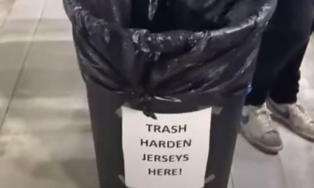 Ecco dove finiranno le magliette degli Houston Rockets con il nome di James Harden scartate dai tifosi (foto da YouTube)