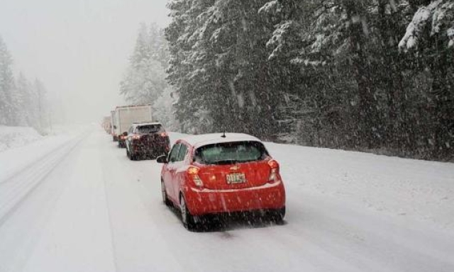 La violenta nevicata ha paralizzato l’autostrada nel tratto di Hayes Hill