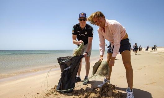 Anche Nico Rosberg si è cimentato nella pulizia della spiaggia di Ras Baridi (foto @ExtremeELive)