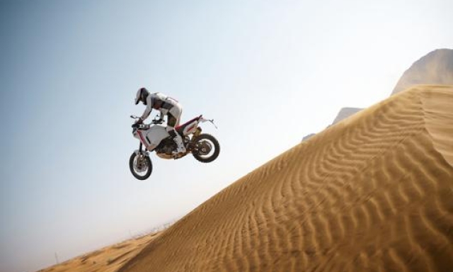 Un super salto di Meo con la Ducati DesertX
