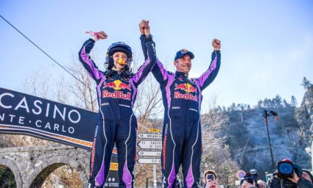 Isabelle Galmiche alza le braccia al cielo assieme a Sebastien Loeb dopo la vittoria del Rally di Montecarlo. Foto: Wrc