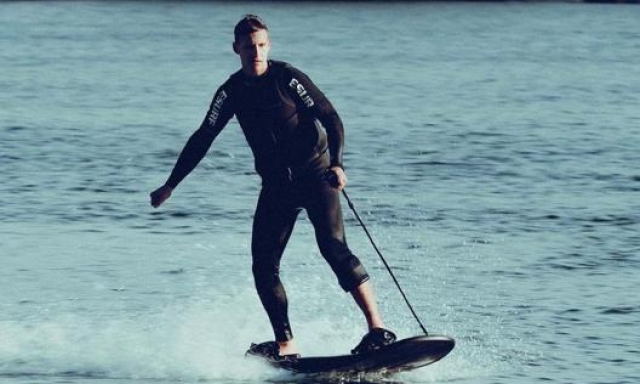 Quartararo si diverte nel tempo libero con l’e-surf. Da poco ne è diventato anche brand ambassador (foto @fabioquartararo20)