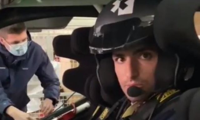 Carlos Sainz jr al volante del Suv elettrico (IG Stories @carlossainz55)