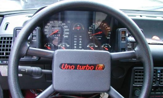Gli interni della Fiat Uno Turbo