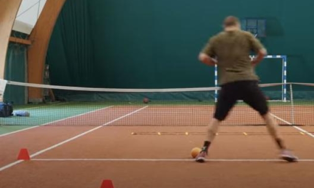 Usyk si è allenato in vista del match contro Joshua su un campo da tennis improvvisato in palestra (foto YouTube)