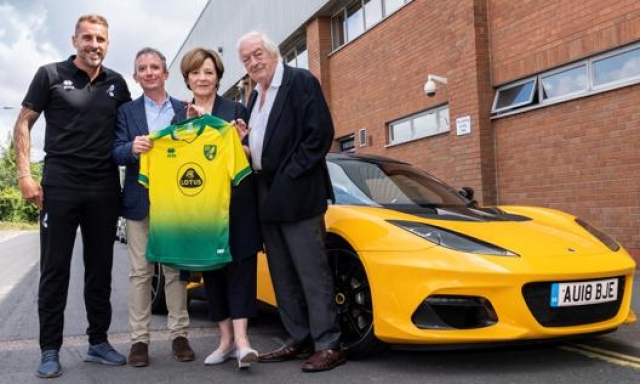 La maglia del Norwich City con il marchio Lotus