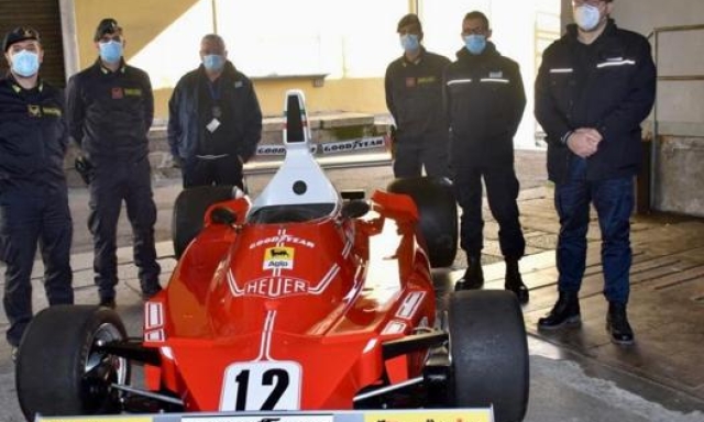 Gli agenti insieme alla Ferrari numero 12 (Facebook Agenzia Dogane e Monopoli-ADM)