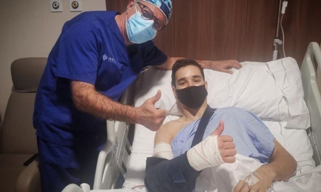 Iker Lecuona sorridente e in mascherina dopo l’intervento al braccio destro a Valencia