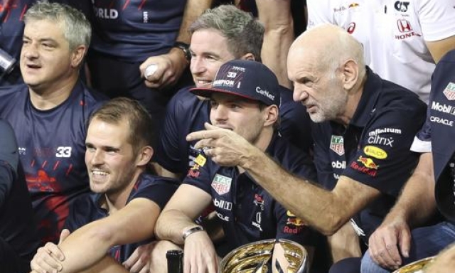 Newey con Verstappen dopo la vittoria nel Mondiale F1 2021. Epa