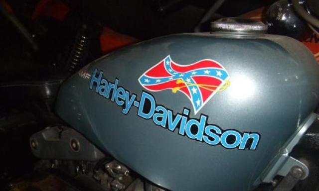 La “Confederate Edition” Harley-Davidson degli Anni 70 presentava ancora la bandiera federata, prima della decisione di rimuoverla