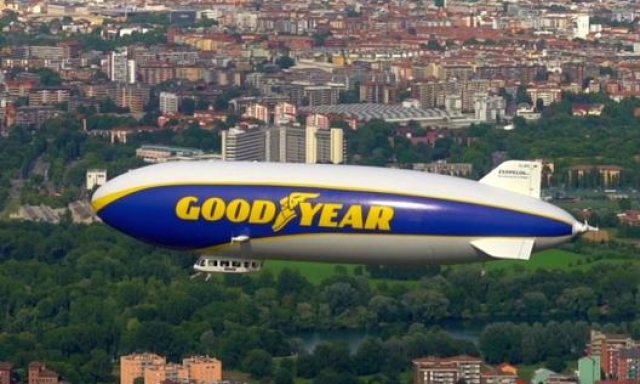 Il dirigibile Goodyear in volo sopra Milano nel weekend della 6 ore di Monza 2021