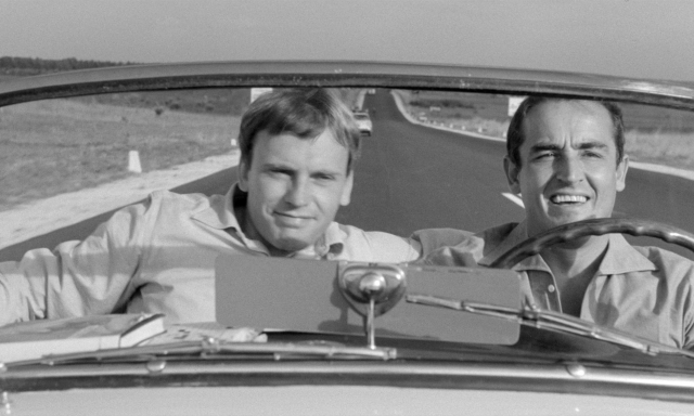 Foto di scena "Il sorpasso" di Dino Risi, in cui si vedano Vittorio Gassman e Jean-Louis Trintignan sulla Lancia Aurelia. Foto di pubblico dominio