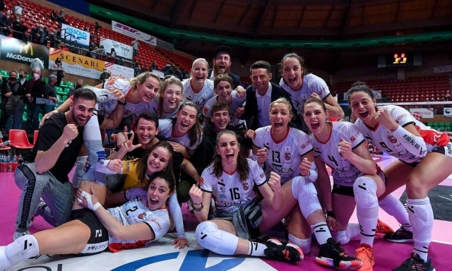 Noemi Signorile festeggia un successo in campionato con le atlete di Cuneo