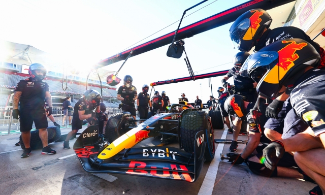 AUSTIN, TEXAS - OCTOBER 20: The Red Bull Racing team practice pitstops during previews ahead of the F1 Grand Prix of USA at Circuit of The Americas on October 20, 2022 in Austin, Texas.   Mark Thompson/Getty Images/AFP