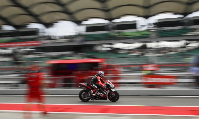 epa10256731 Spanish MotoGP rider Maverick Vinales of the Aprilia Racing Team in action during free practice session at the Malaysia Motorcycling Grand Prix in Sepang, Malaysia, 21 October 2022. The 2022 Malaysia Motorcycling Grand Prix will take place on 23 October.  EPA/FAZRY ISMAIL