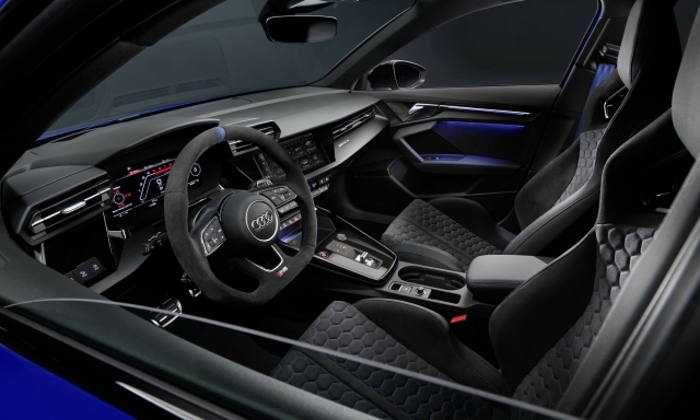 Gli interni della RS3 Performance Edition sono arricchiti da sedili a guscio e dettagli a contrasto