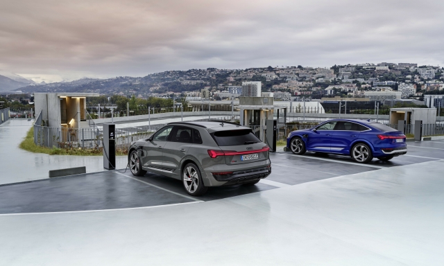 Audi Q8 e-tron quattro, Static photo, Colour: Chronos Gray metallic.
Audi SQ8 Sportback e-tron quattro, Static photo, Colour: Ultra Blue metallic.