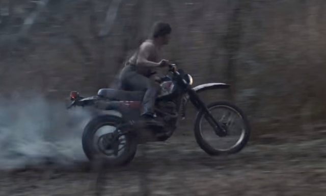 John Rambo in fuga tra i boschi con la Yamaha XT 250