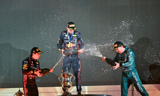 Da sinistra Perez, Verstappen e Alonso sul podio del Bahrain. AFP