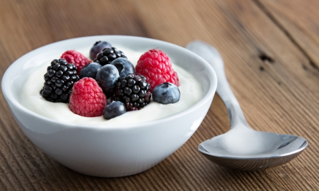 Snack salutari e dietetici yogurt con frutta