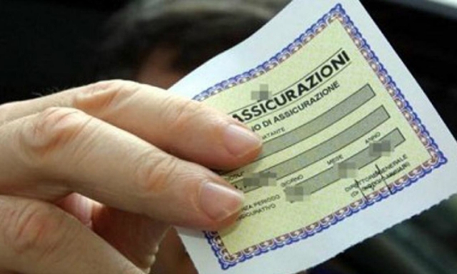 Codice della strada: multe più care per monopattini sul marciapiede e violazione Rca