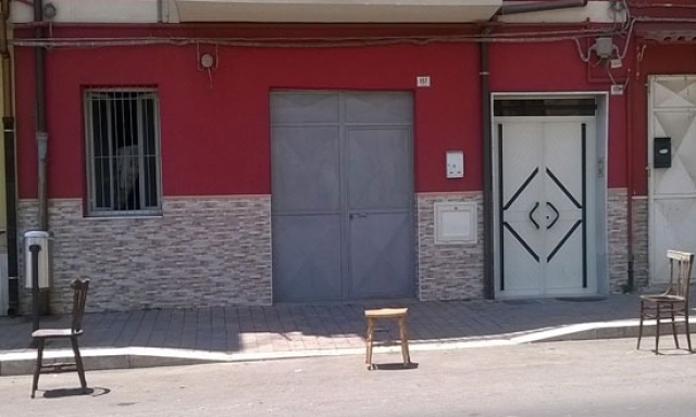Posto auto occupato da persone o oggetti, quando la "prenotazione" diventa reato